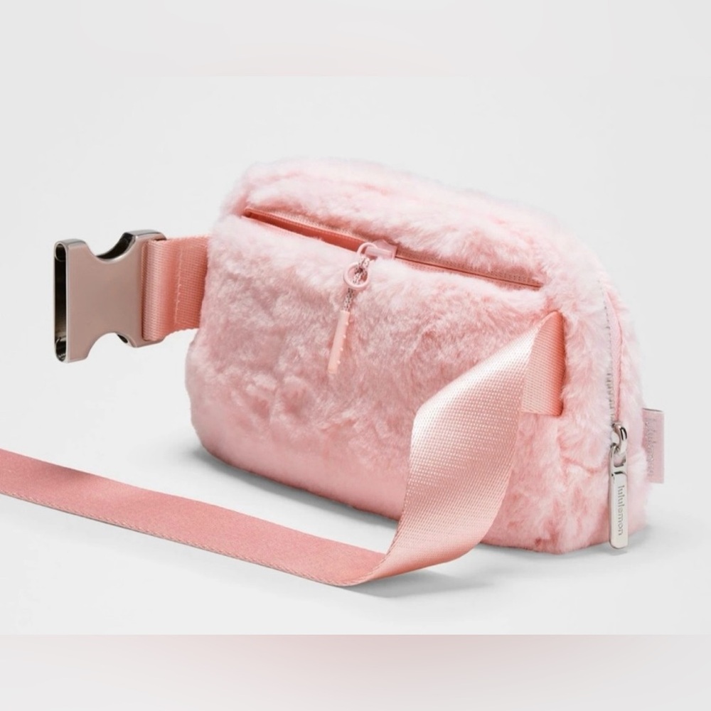 Lululemon NWT Everywhere Belt Bag Plush Fleece Strawberry Milkshake Pink 1L - Picture 2 of 11